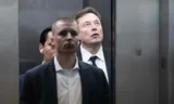 Aankomst van Elon Musk, eind vorige maand, bij de rechtszaal in Oakland.