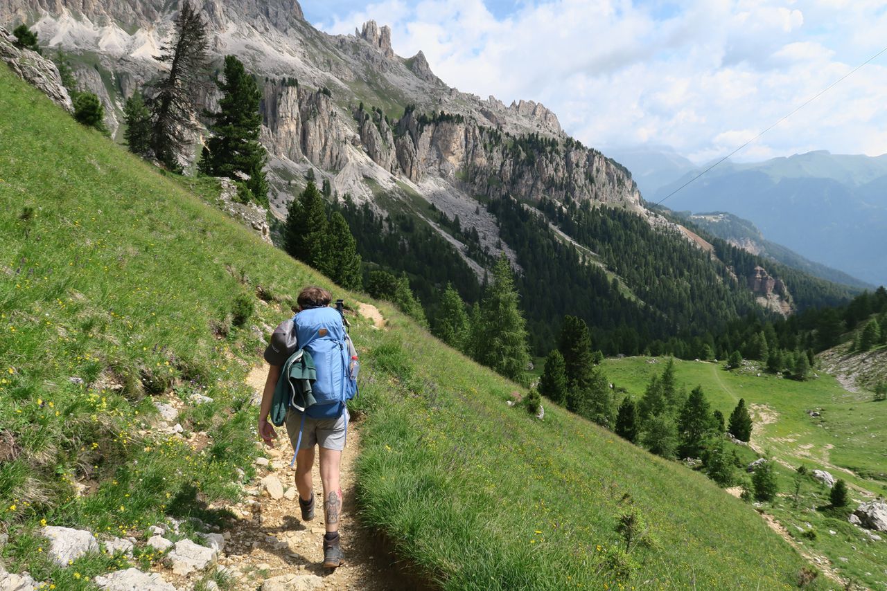 Wilbert van de Kamp wandelend in de Dolomieten, Italië
