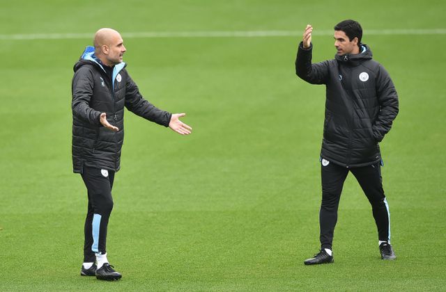 Mikel Arteta in zijn tijd bij Manchester City, waar hij assistent was onder Pep Guardiola (links)