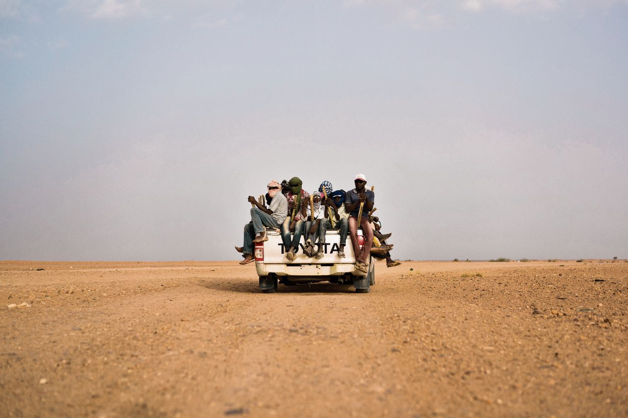 Vluchtelingen rijden begin juni door de woestijn, van Agadez, Niger naar Libië.