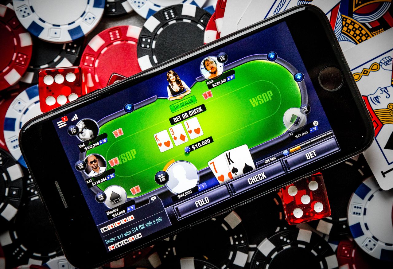 Een online pokerspel gespeeld op een telefoon.