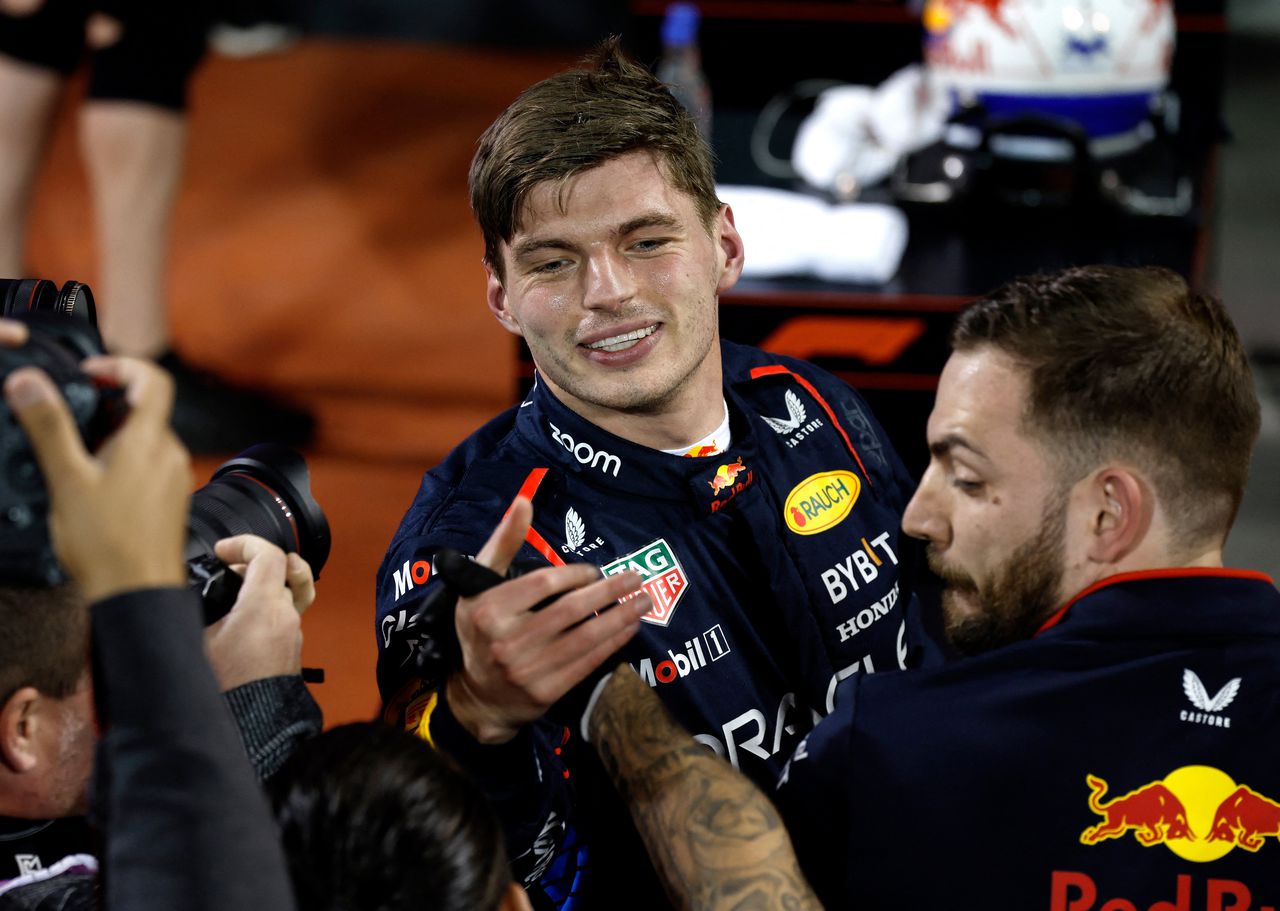Het is onrustig bij Red Bull, maar Max Verstappen begint het seizoen weer vooraan 