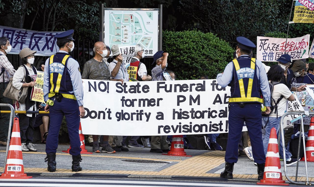 Betogers demonstreren eind augustus in Tokio tegen een staatsbegrafenis voor oud-premier Shinzo Abe.