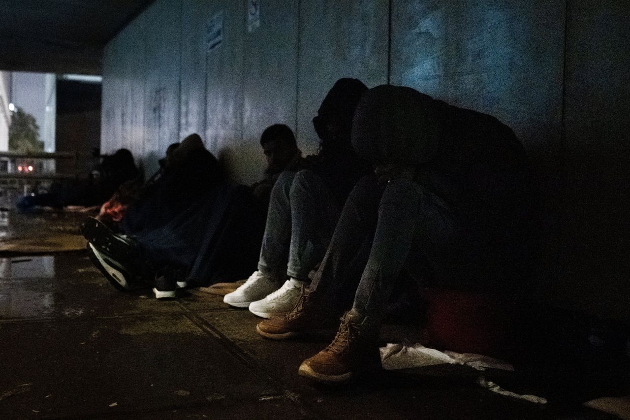 ‘Mannenverbod’ in Belgische asielopvang is tegen de wet, maar de overheid zet toch door  