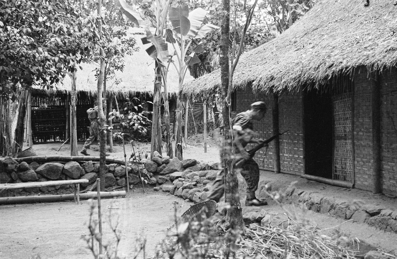 Nederlandse militairen doorzoeken nabij Soerabaja (Oost-Java) een kampong in juli 1947, tijdens de eerste ‘politionele actie’.