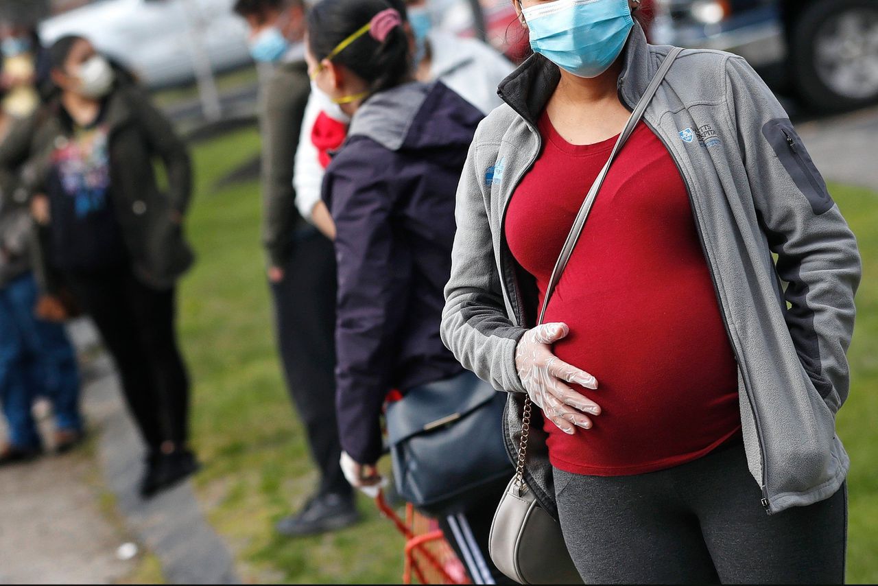 Een zwangere vrouw staat in de rij bij een voedselbank in de Amerikaanse plaats Waltham