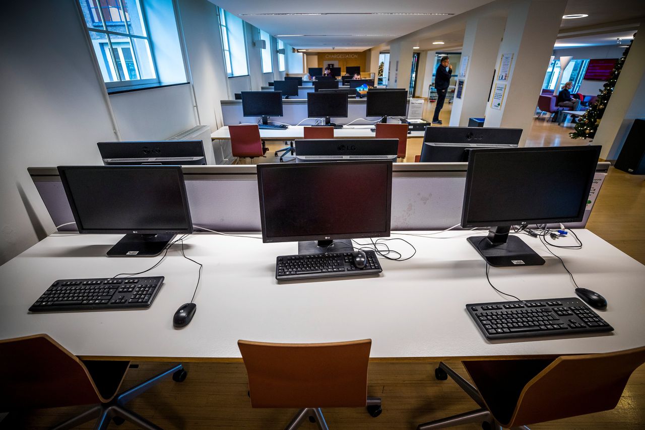 Computers van de Universiteit Maastricht, die eind vorig jaar 197.000 euro losgeld betaalde aan cybercriminelen.
