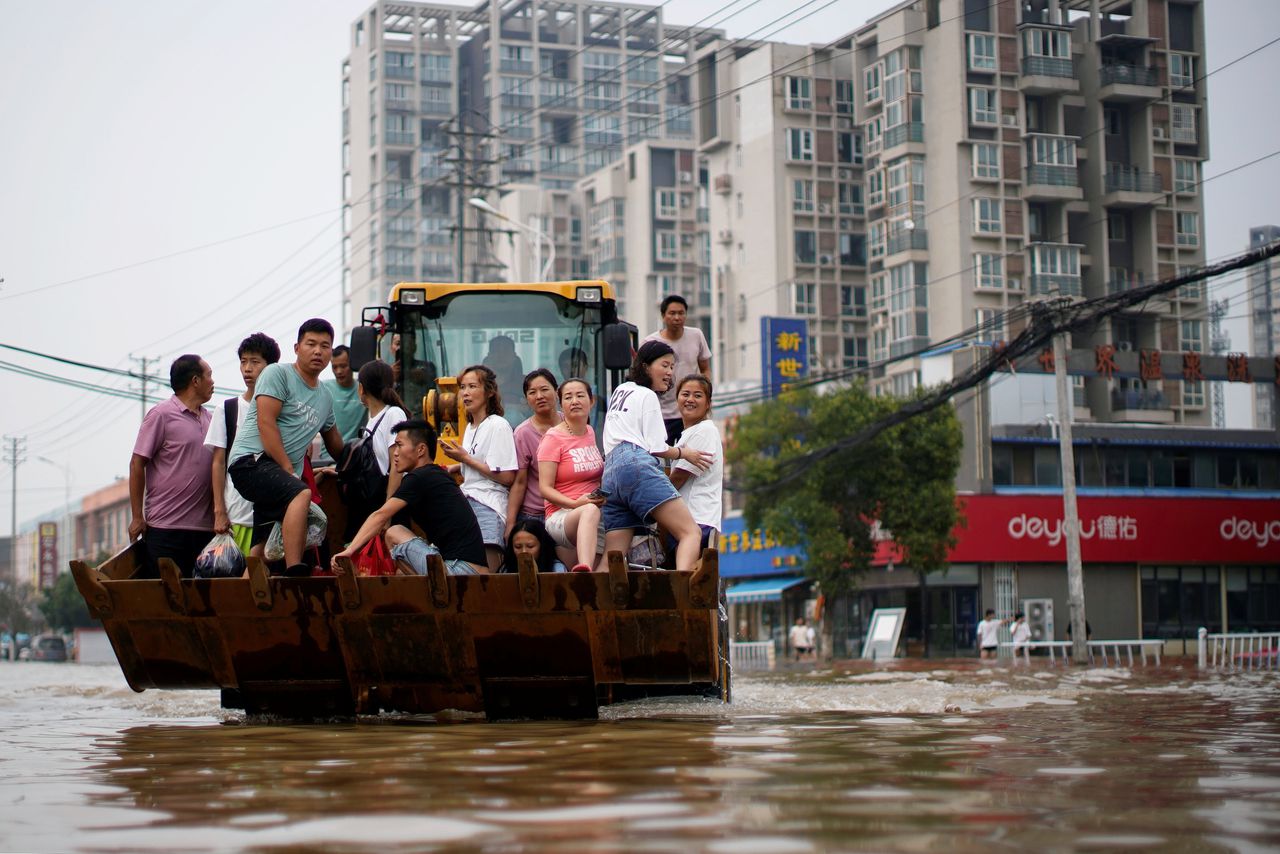 Bewoners van het Chinese Zhengzhou, een ‘sponsstad’ waar overtollig water moet worden opgevangen, worden geëvacueerd tijdens de watersnood.