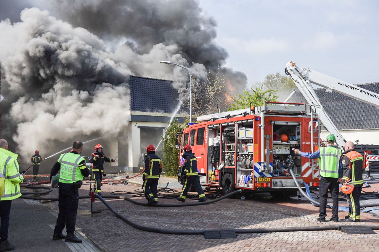 Door een ontploffing in een huis in Winschoten is een persoon gewond geraakt. Bewoners van meerdere huizen in de buurt van het pand moesten hun huis verlaten. Wat de explosie heeft veroorzaakt is nog onbekend.