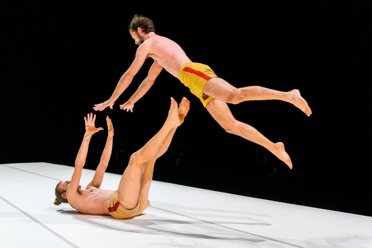 De voorstelling ‘Through the Grapevine’ van Alexander Vantournhout en Alex Guérin tijdens circusfestival Circolo.