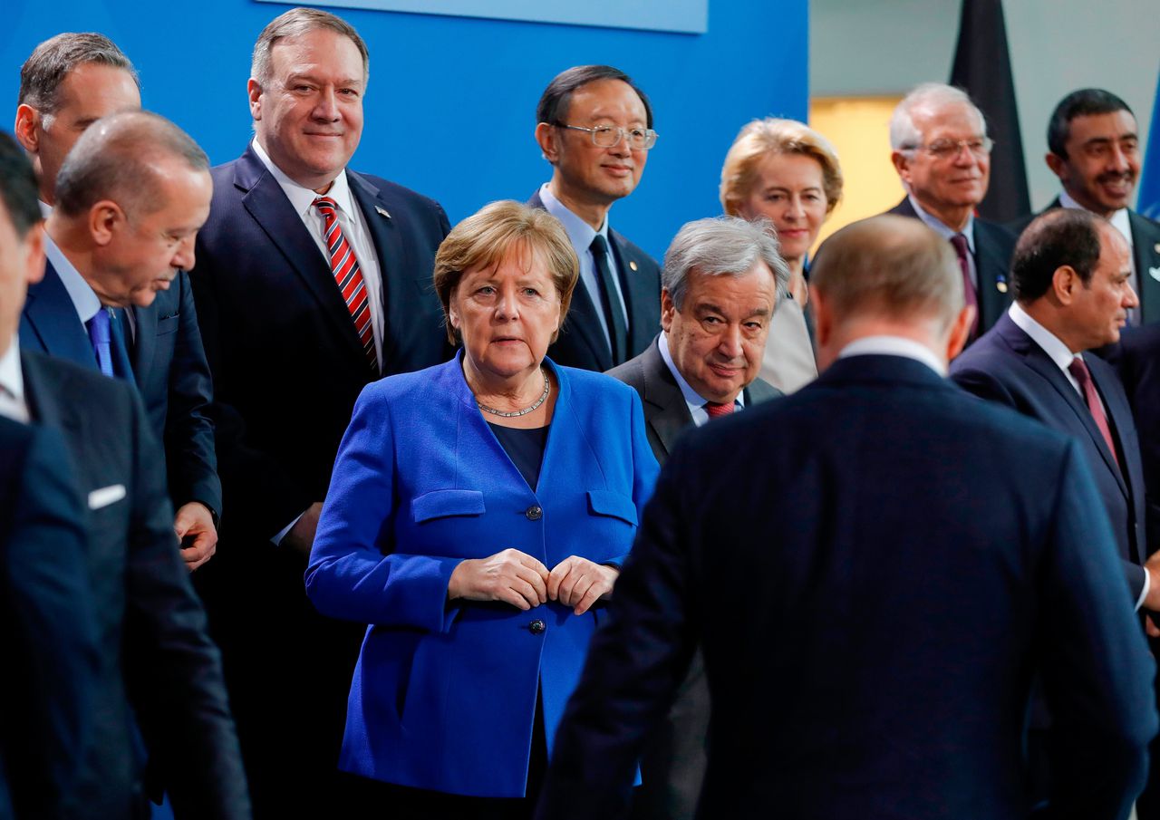 De Duitse Bondskanselier Angela Merkel met andere wereldleiders tijdens de Libië-top in Berlijn zondag.