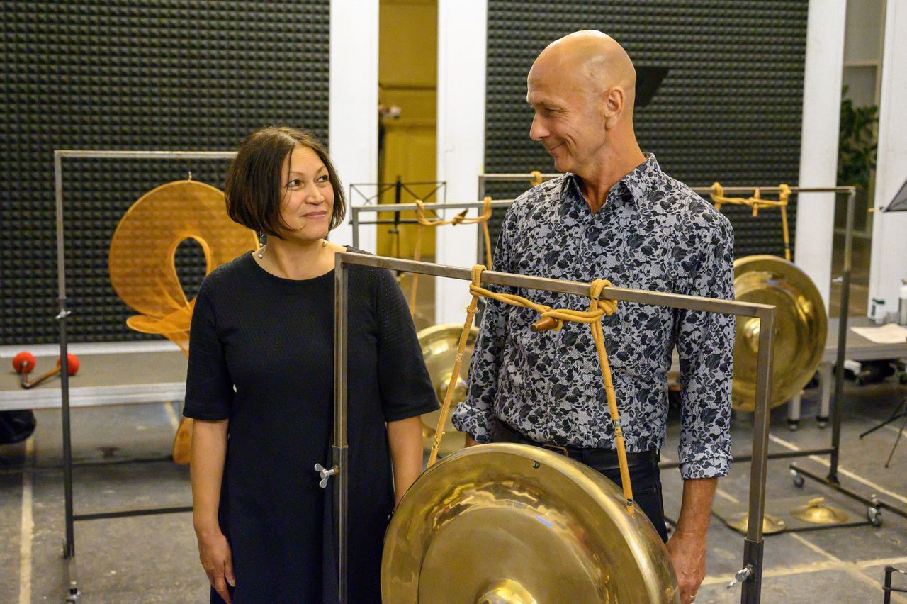 Sinta Wullur en Jos van Kan tijdens de repetities van ‘Ritual Bells, Global Gongs’.