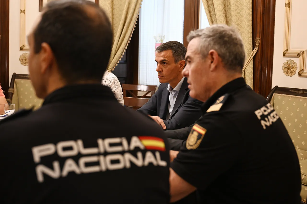 De Spaanse premier Pedro Sánchez tijdens een coördinatievergadering met de regeringsvertegenwoordiger in de autonome stad, de hoofden van de Nationale Politie en de Guardia Civil, en de directeur van het CETI en de afdeling Ceuta van het Rode Kruis – 31 juli 2026.