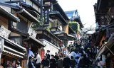 De Fushimi-Inari tempel is een veel bezochte plaats in Kyoto. De tempel van het shintoïsme, een van de godsdiensten in Japan, wordt ook bezocht door de lokale bevolking die er komt bidden.
