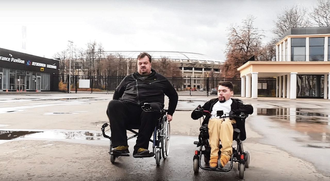 Aleksandr Gorboenov (rechts) oftewel ‘StalinGoelag’. De beroemde blogger bleek een 27-jarige jongeman die lijdt aan de spierziekte spinale musculaire atrofie (SMA).