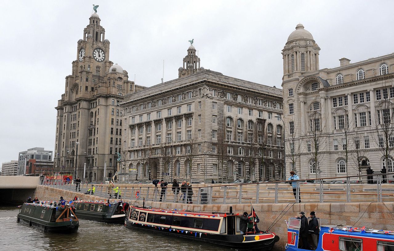 De gebouwen Liver, Cunard en Port, gelegen in de historische haven van Liverpool.