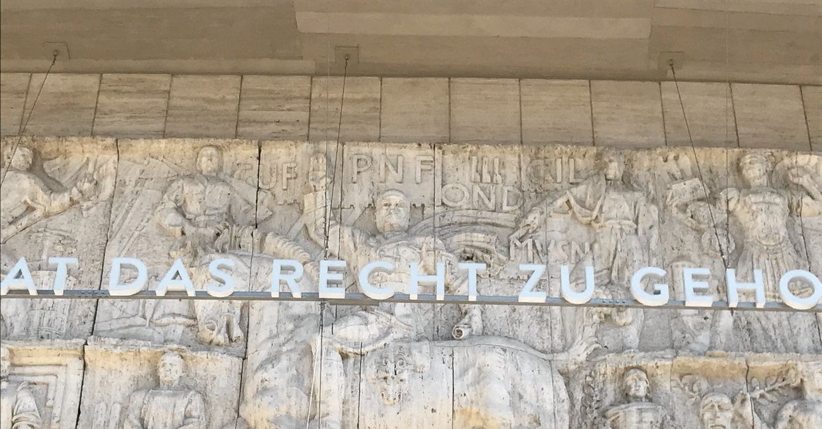 Che ci fai con tutti quei palazzi fascisti e gli archi di trionfo di Benito Mussolini?