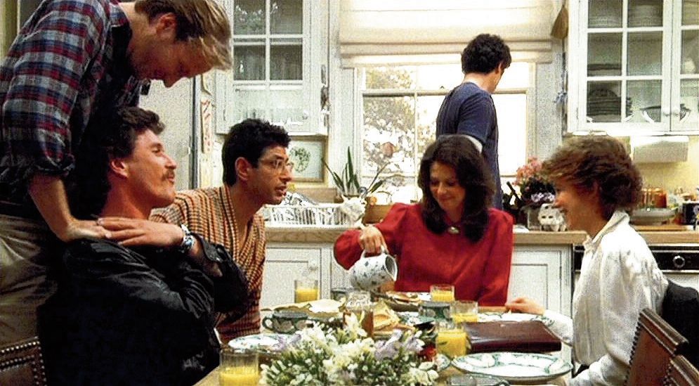 Reünie in The Big Chill: van links naar rechts: William Hurt, Tom Berenger, Jeff Goldblum, JoBeth Williams, Mary Kay Place. Op de achtergrond Kevin Kline.