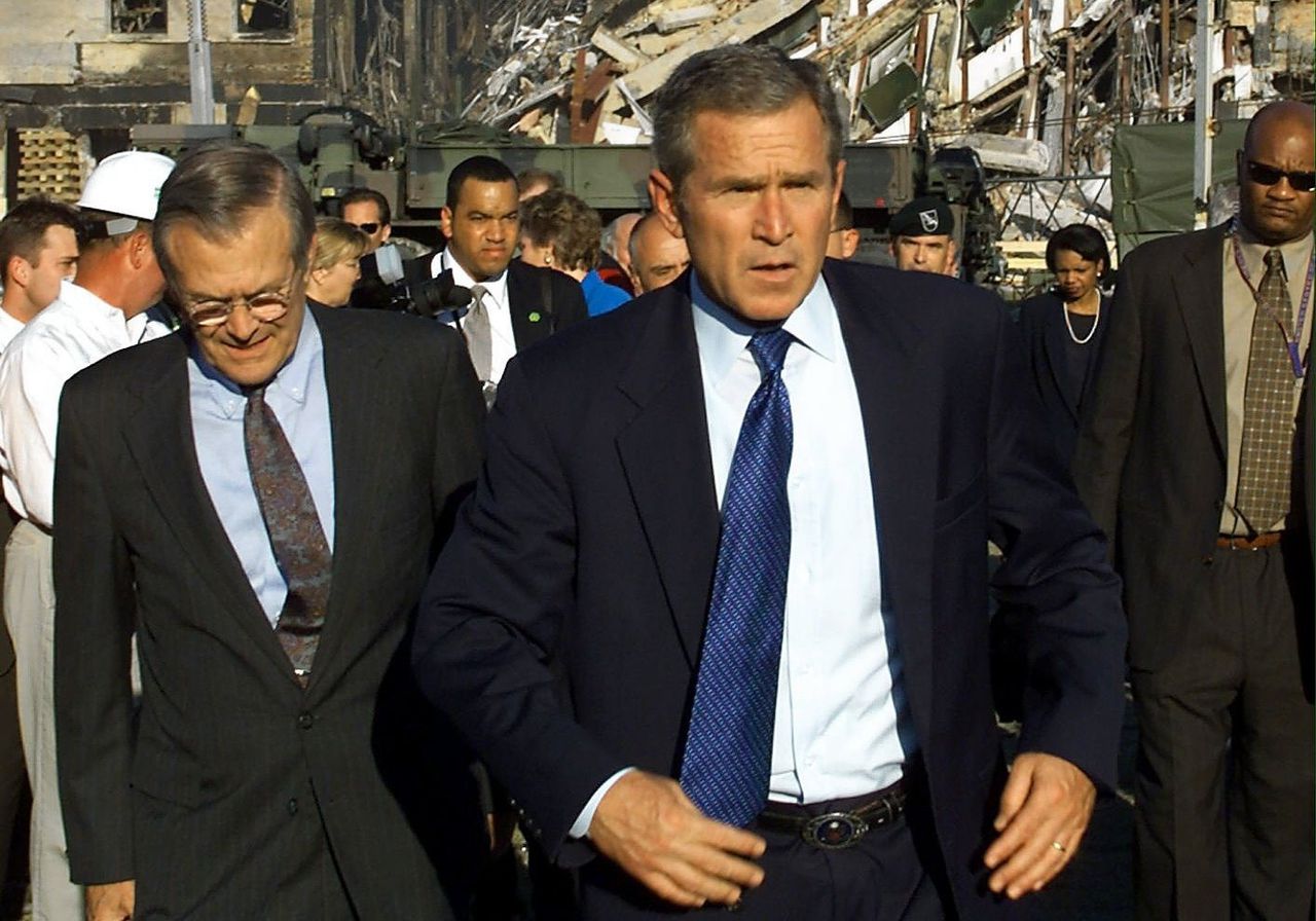George W. Bush en Donald Rumsfeld bekijken op 12 september de schade aan het Pentagon door een van de neergestorte gekaapte vliegtuigen.