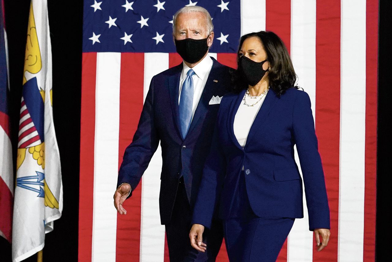 De Democratische presidentskandidaat Joe Biden woensdag met zijn running mate Kamala Harris in de gymzaal van een school in zijn woonplaats Wilmington, in de staat Delaware.