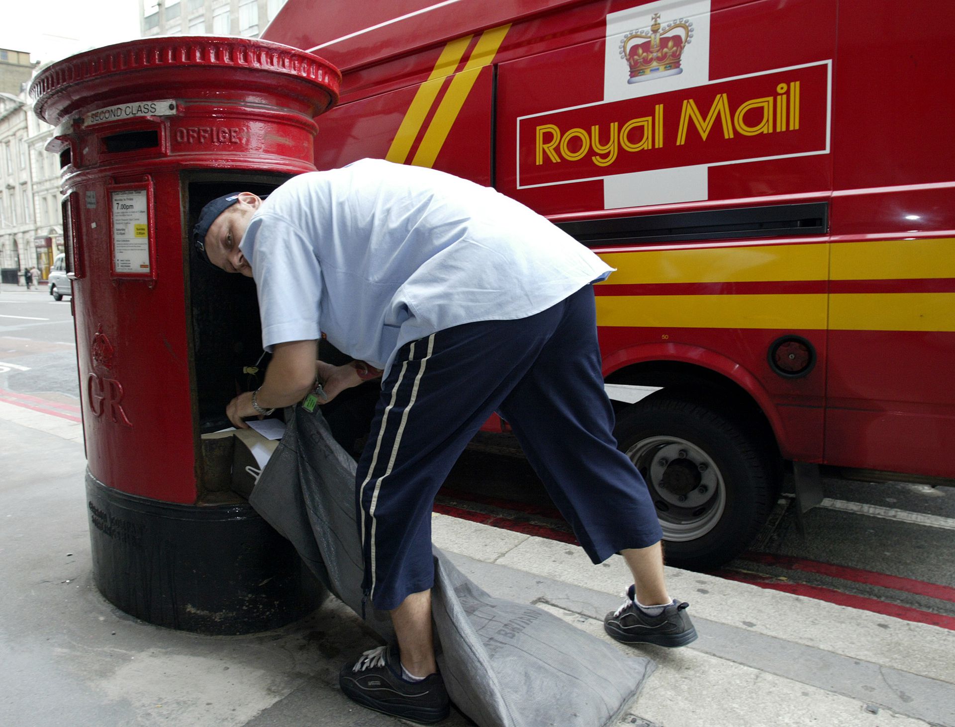 женщина почтальон в британии. форма почтальона в англии. почтальон англия. почтальоны в великобритании. почтальон англия.