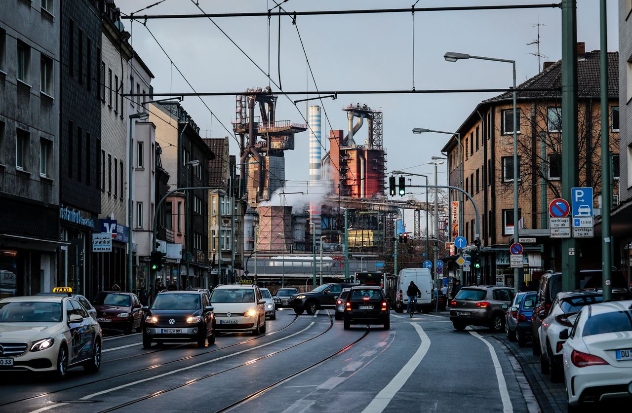 De staalfabriek ThyssenKrupp, die uittorent boven Duisburg. De industriestad in Noordrijnland-Westfalen is van oudsher een bolwerk van de sociaal-democratische SPD.