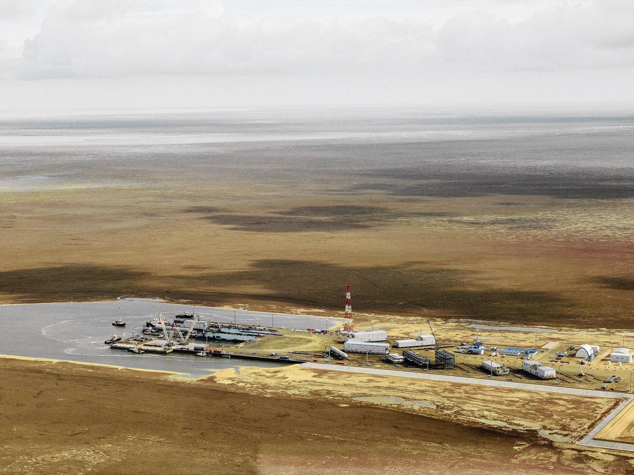 De haven en het kanaal bij Prorva zijn ontworpen door Witteveen en Bos en gebaggerd door Van Oord.