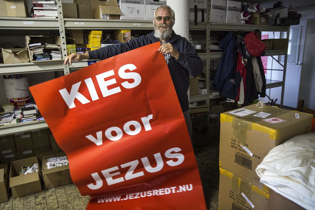Evangelist Joop van Ooijen van de partij JEZUS LEEFT, die in zeven kieskringen wil deelnemen aan de Tweede Kamerverkiezingen.