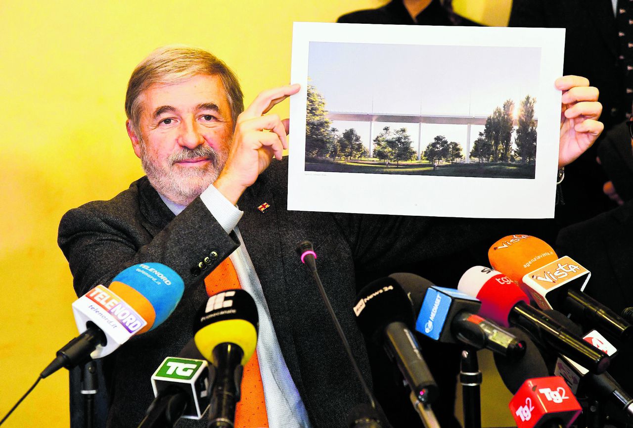 Burgemeester van Genua Marco Bucci presenteert het ontwerp van de nieuwe brug.