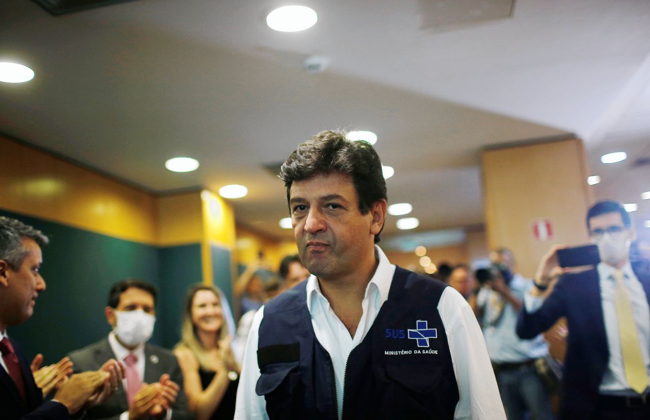 De Braziliaanse minister van Volksgezondheid, Luiz Henrique Mandetta, vlak voor zijn dagelijkse persconferentie over de Covid-19-epidemie. Maandag dreigde president Bolsonaro hem te ontslaan.