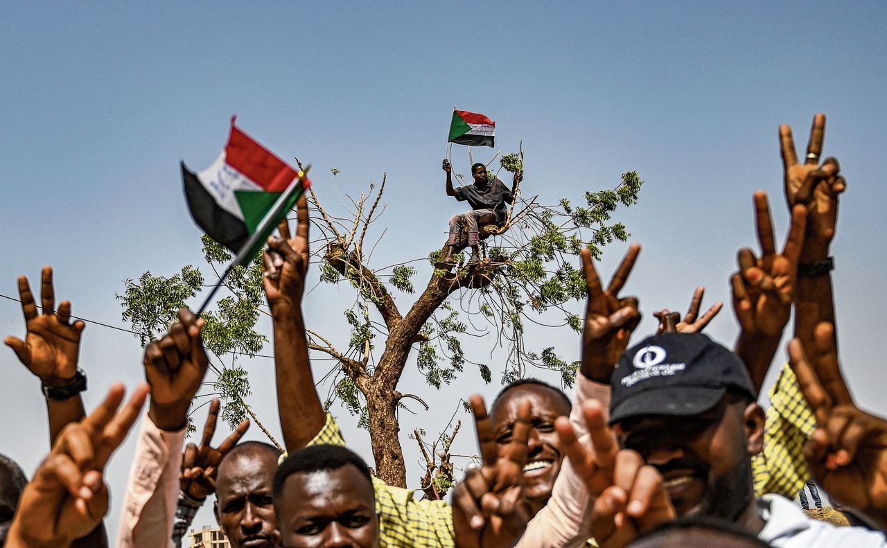 Soedanese militairen proberen regie te houden na coup tegen henzelf 