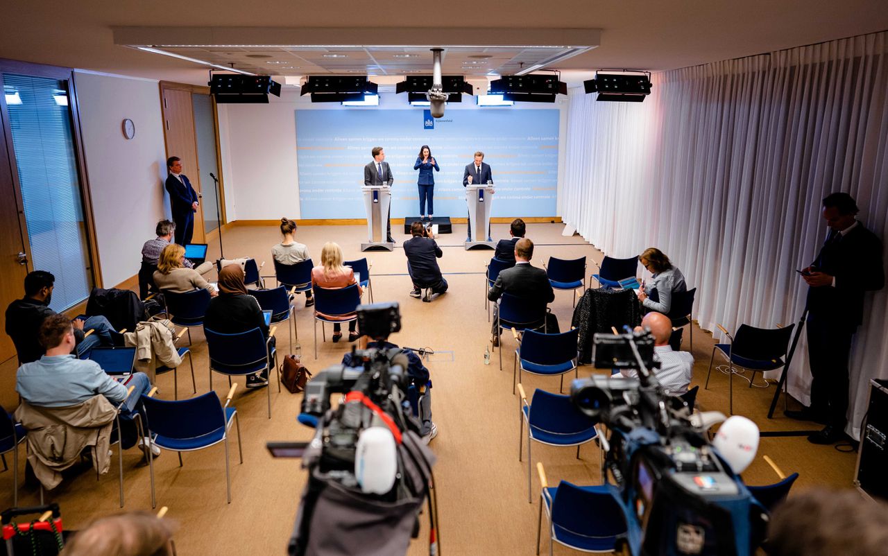 Premier Mark Rutte en Minister Hugo de Jonge van Volksgezondheid, Welzijn en Sport (CDA) tijdens een persconferentie, 6 mei.