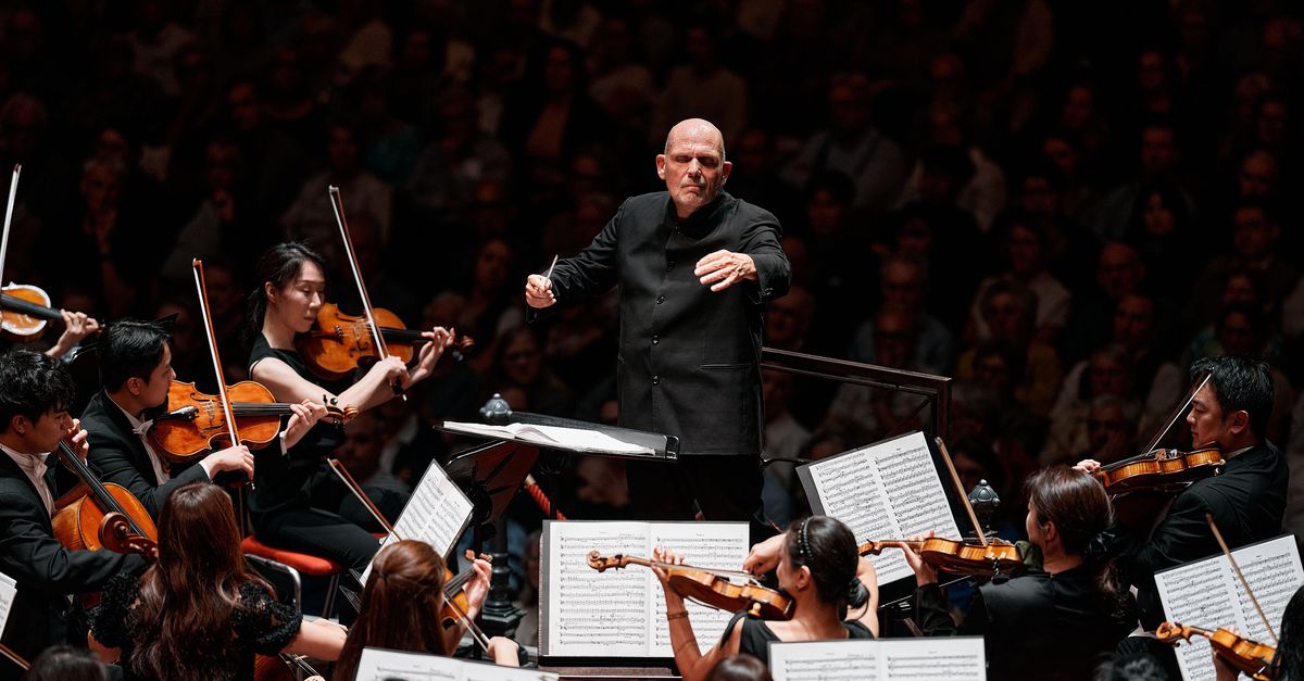 Директор Seoul Philharmonic Orchestra Яап ван Зведен представил в Амстердаме энергичную программу с рекордными темпами
