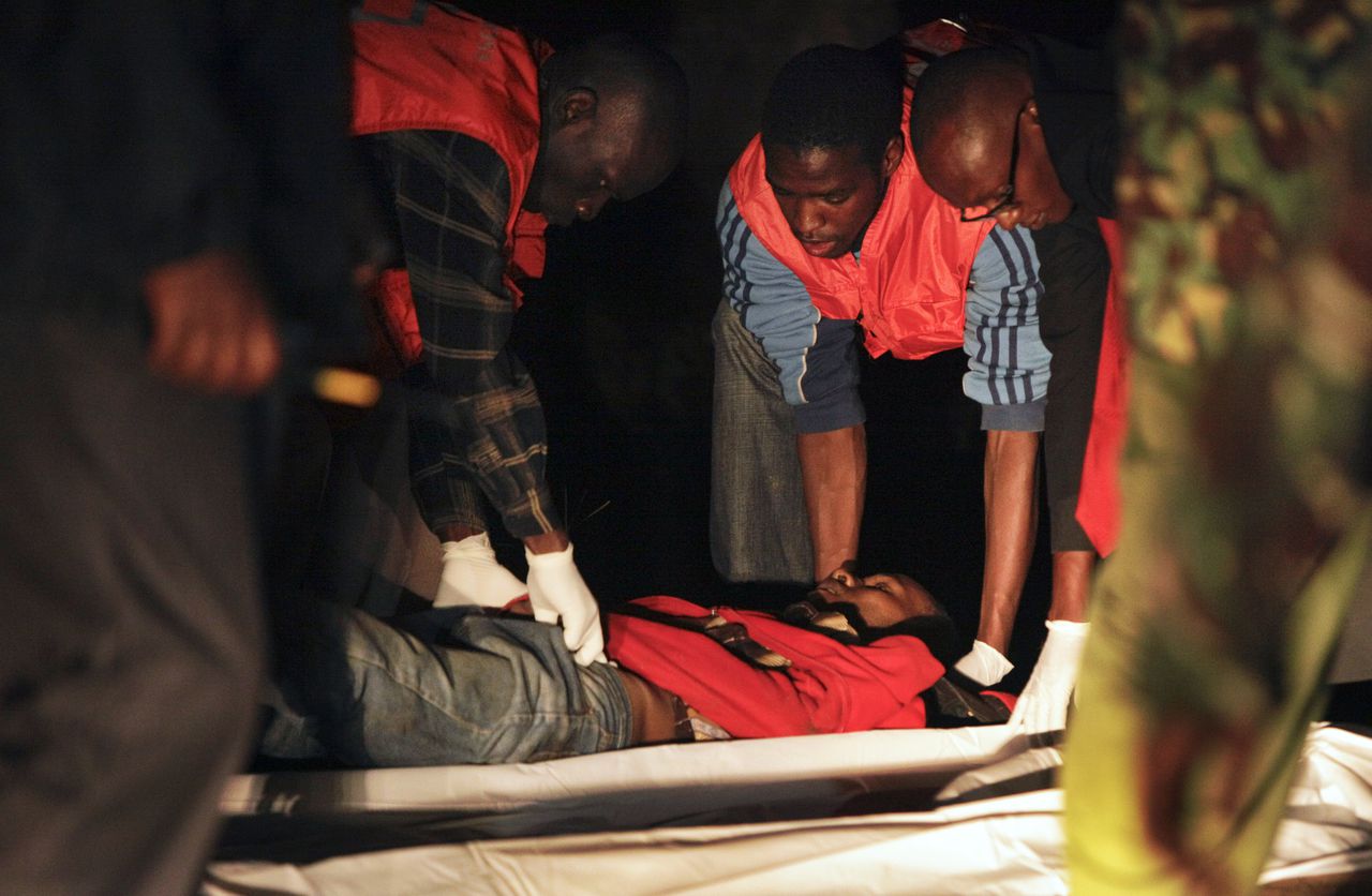 Het lichaam van een man die omkwam bij de explosie in Nairobi vandaag wordt door medische hulpverleners weggehaald van de plek waar de aanslag zich voordeed.