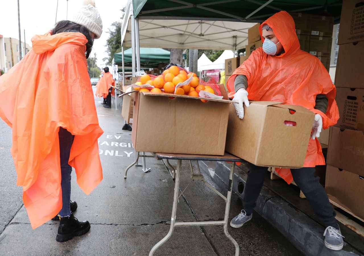 Vrijwilligers bij een voedselbank in Van Nuys, Californië. Tijdens de coronacrisis regelen ze dat 1.500 families voedsel krijgen.