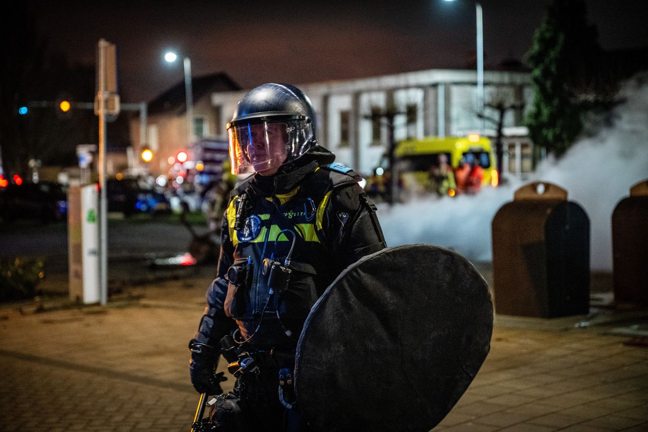 ‘Alles wat verticaal de lucht in kan, werd nu horizontaal op de politie afgevuurd’