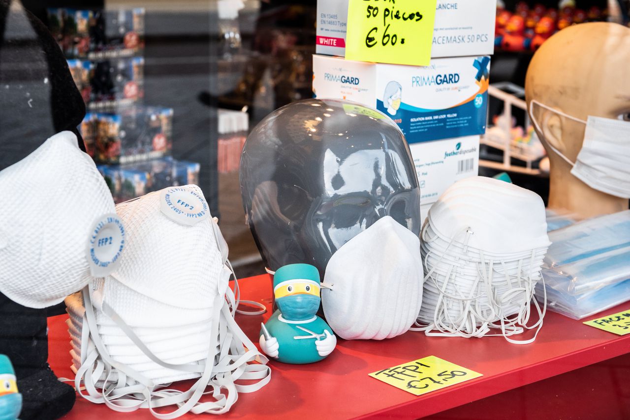 Amsterdamse toeristenwinkels verkopen mondmaskers en desinfecterende handgel die bescherming zouden bieden tegen het Covid-19 Coronavirus.