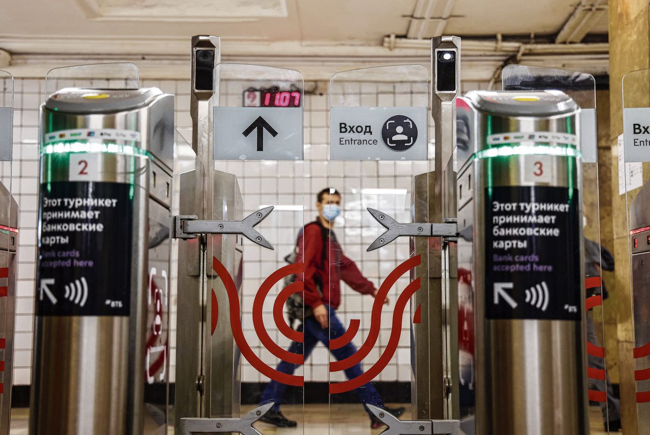 Poortjes met betaling via gezichtsherkenning bij een proefproject op het Moskouse metrostation Smolenskaja in augustus. Inmiddels staan ze op alle 241 metrostations van de Russische hoofdstad.