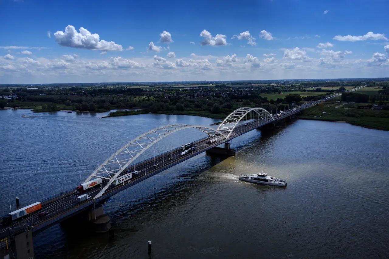 Image for De Merwedebrug blijkt – voor de tweede keer – niet veilig en gaat dicht voor vrachtverkeer