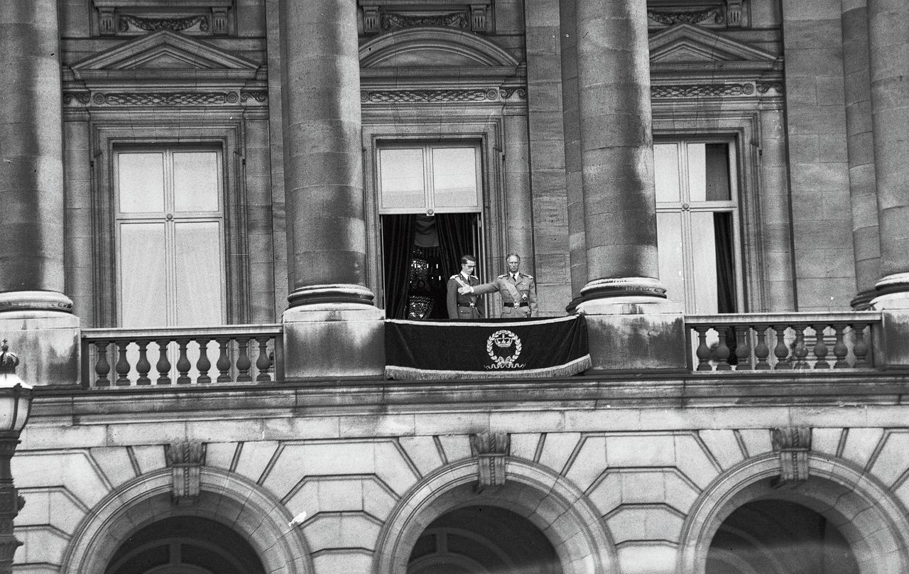 Leopold III (r) na zijn troonsafstand ten gunste van zijn zoon Boudewijn (l), Brussel, 16 juli 1951