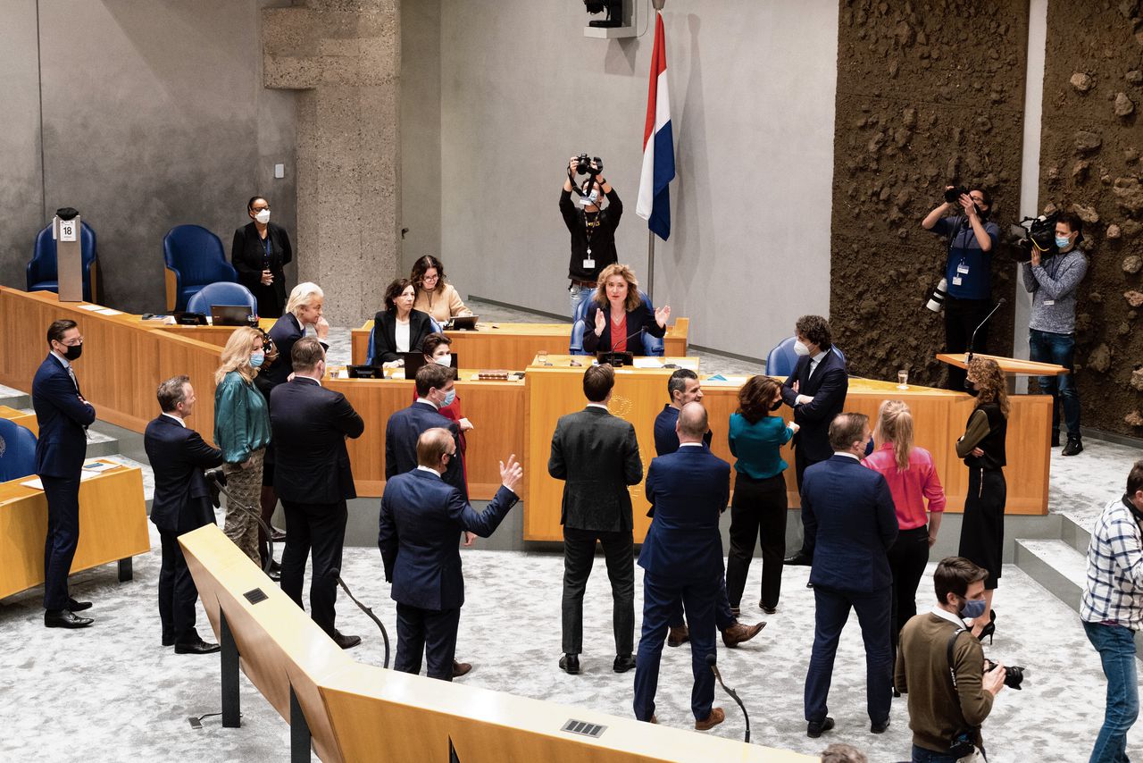 De fractievoorzitters bij Tweede Kamervoorzitter Vera Bergkamp voorafgaand aan het debat over de regeringsverklaring dinsdag.