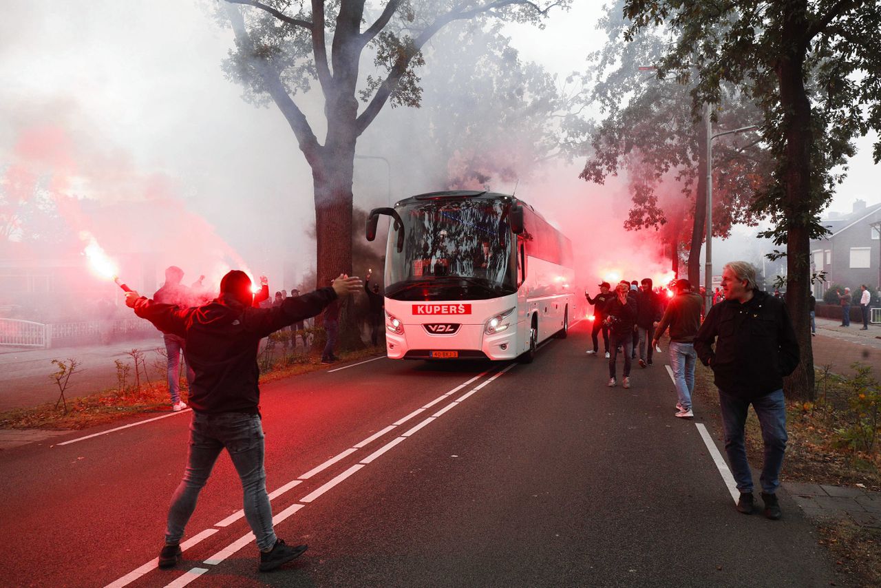 Supporters van Willem II wachten de spelersbus op met vuurwerk voorafgaand aan de Europa League- wedstrijd tegen Rangers FC. Foto Jeroen Putmans / ANP