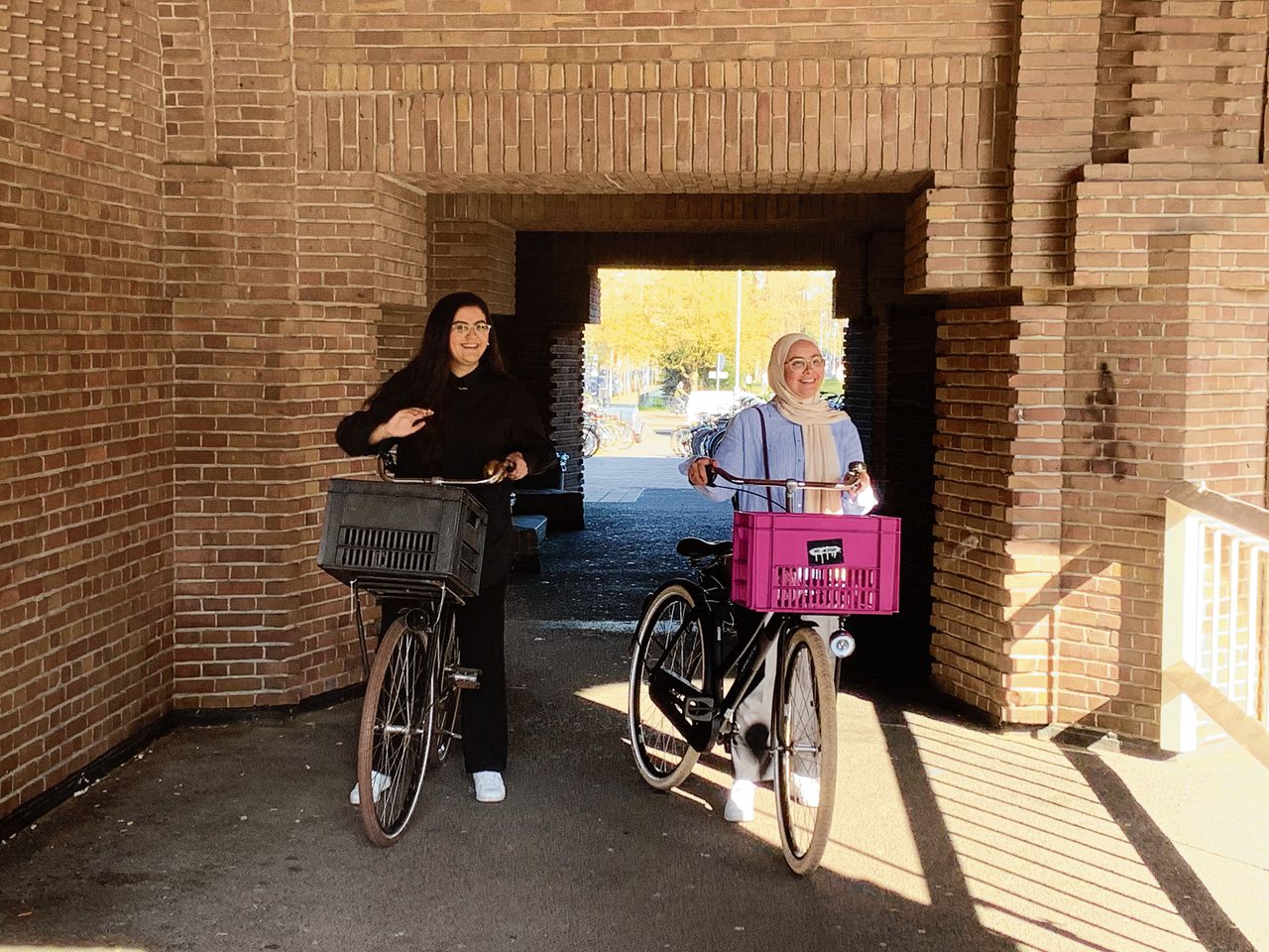Najoua (links) en Sofia wonen al 17 jaar in Amsterdam. De IND wil dat ze worden uitgezet naar Marokko.