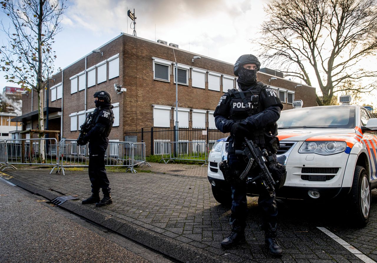 Zwaarbewapende agenten bij de gerechtsbunker in Amsterdam.