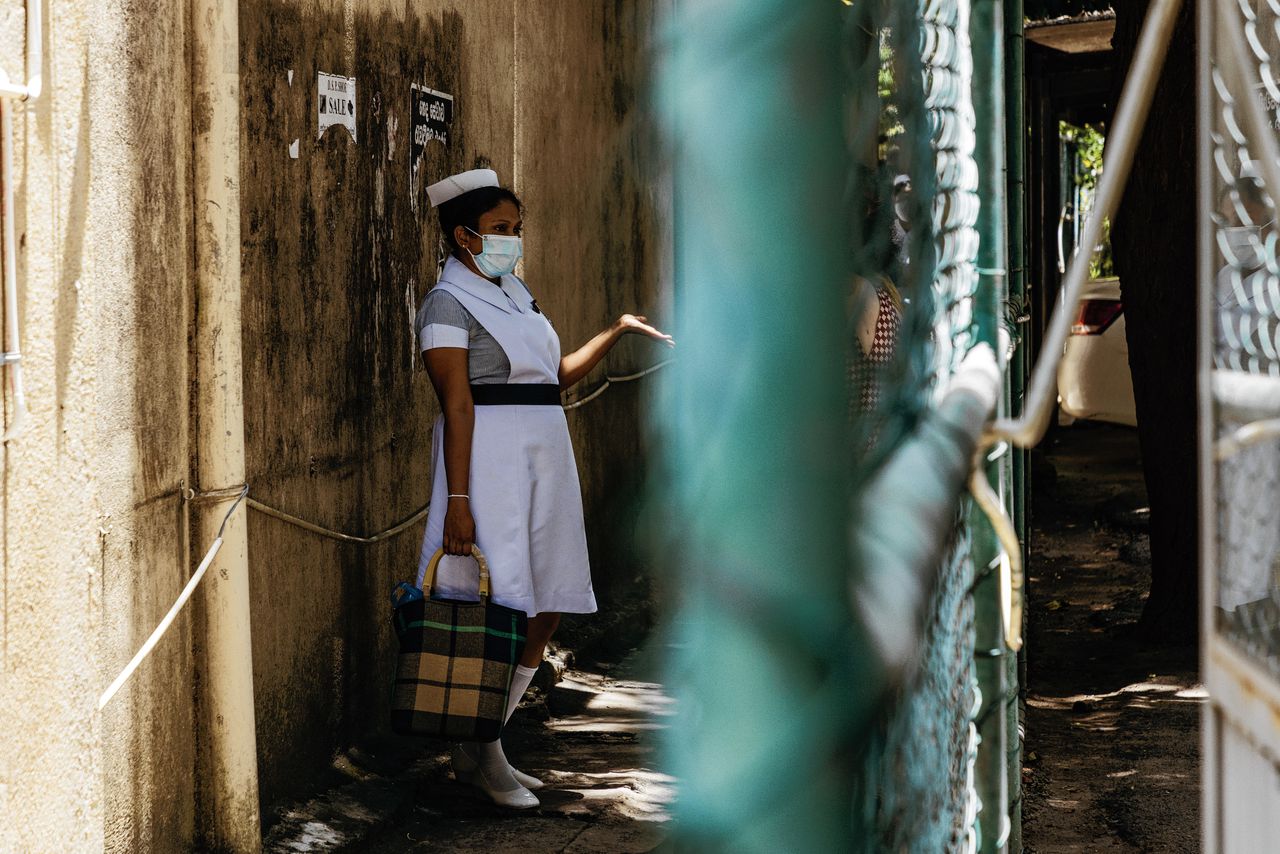 Een verpleegster bij de ingang van de spoedeisende hulp van een ziekenhuis in Colombo.