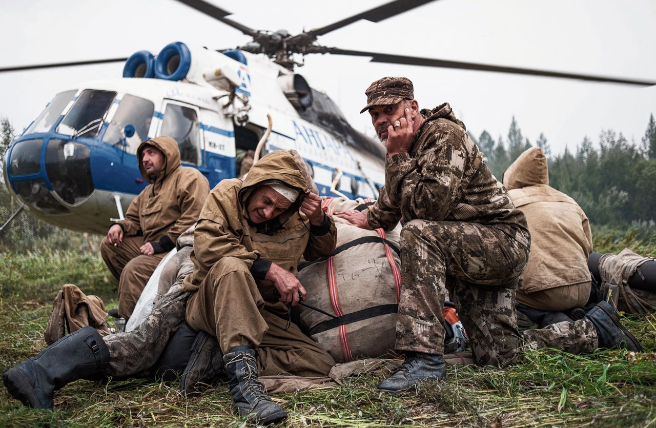 Een Mi-8 landt in de taiga om mannen van de Russische blusdienst Avialesoochrana op te halen.