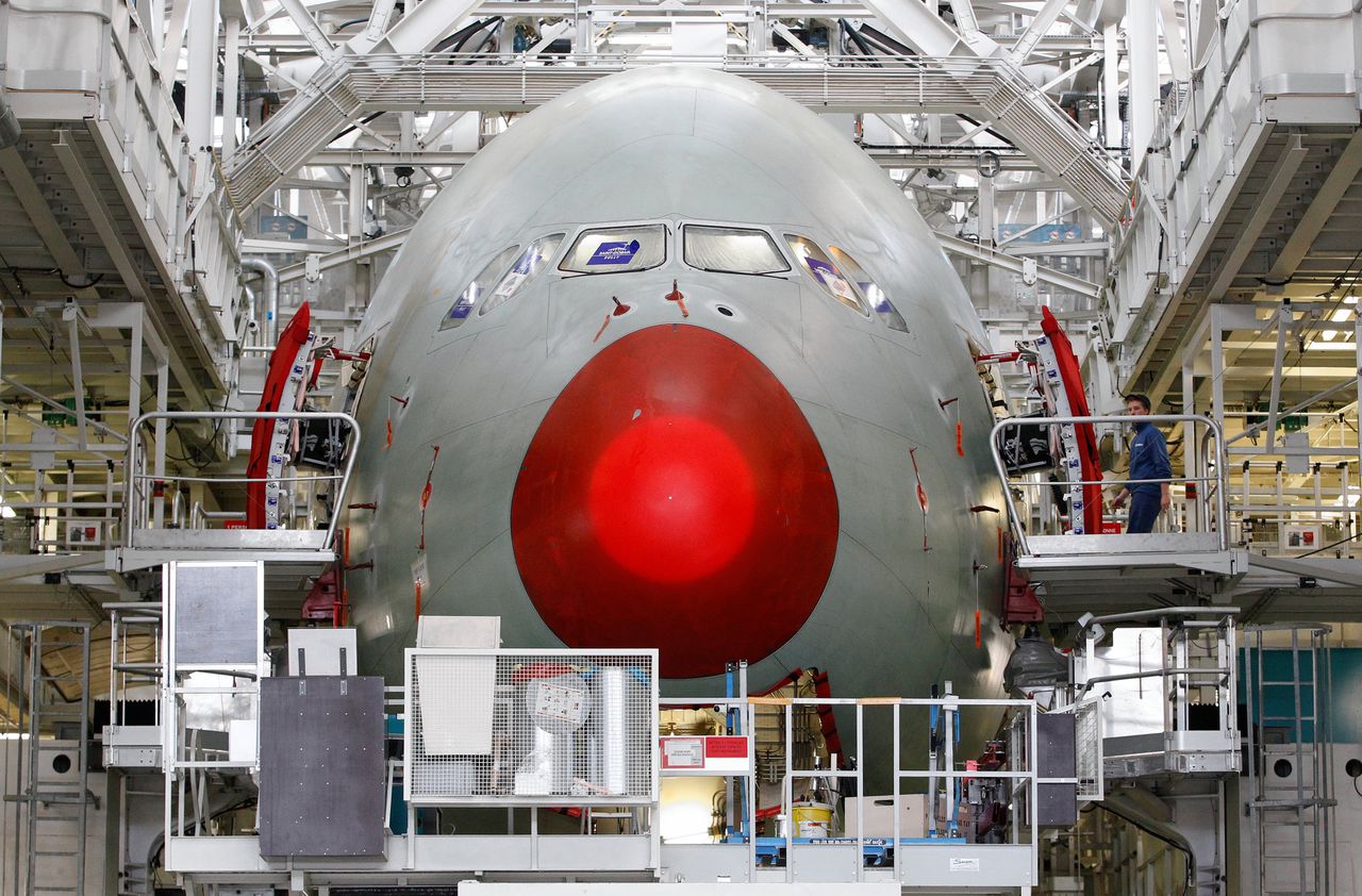 De laatste assemblagewerkzaamheden aan de Airbus A350 WXB in Toulouse, in 2015.