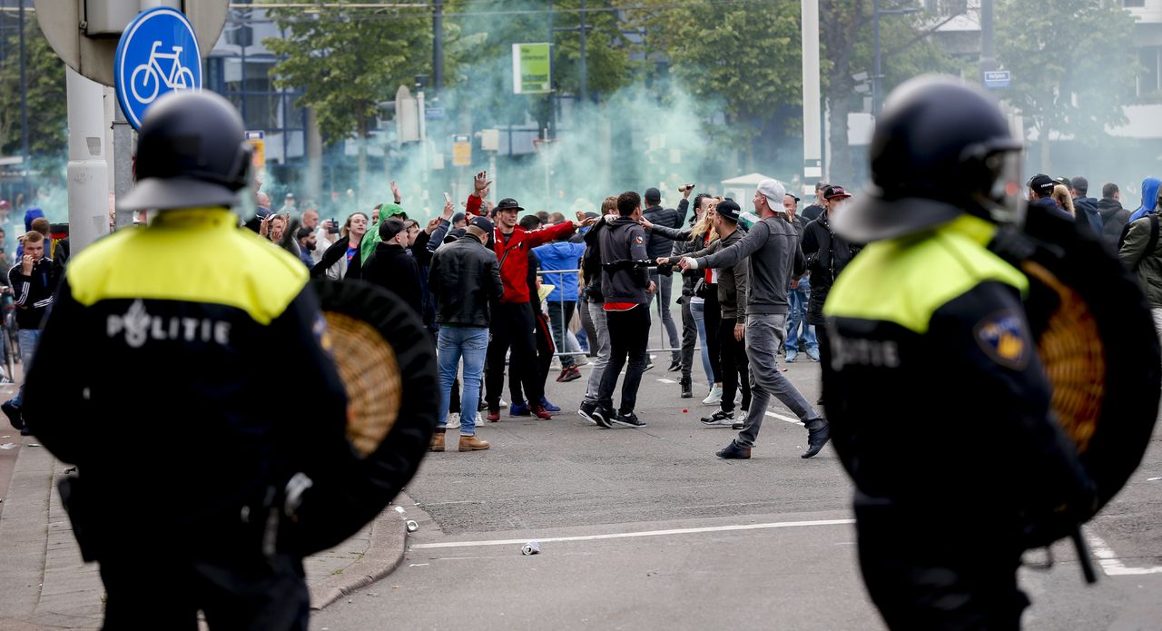 OM eist taakstraffen na Feyenoordrellen - NRC