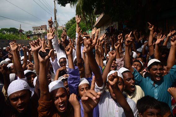 Protest in Bangladesh vandaag tegen de omstreden film. Scholen en bedrijven zijn gesloten vanwege de uit de hand gelopen demonstraties gisteren. Vandaag distantieerde de Pakistaanse regering zich van de minister die een beloning uitgaf voor het doden van de maker van de film.