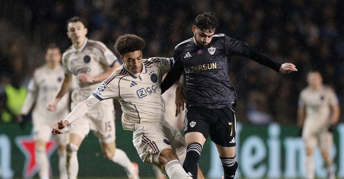Ajax verslaat Qarabag met veel andere spelers en is van ‘nul’ af